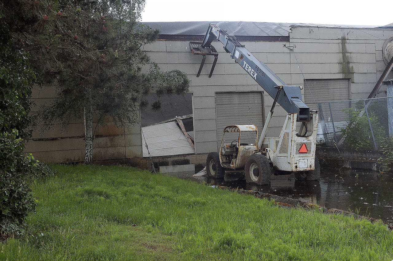 The roof of the building at 300 West Marine View Drive caved in Sunday night, pushing the east wall two feet out toward the sidewalk and roadway. Temporary shoring allowed the city to reopen the road and sidewalk Tuesday. (Sue Misao / The Herald)