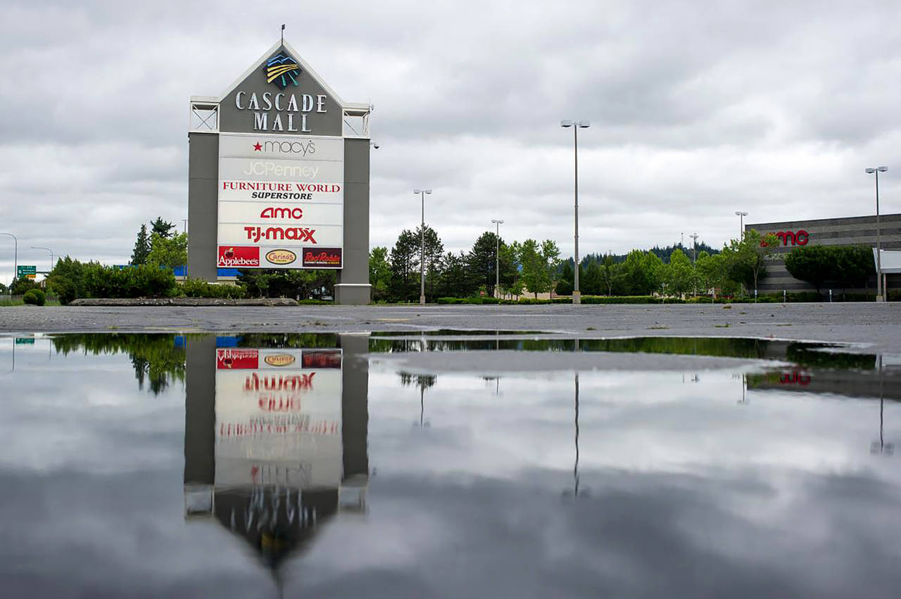 The Cascade Mall sign stands in the parking lot adjacent to I-5 in Burlington. (Oliver Hamlin / Skagit Valley Herald)