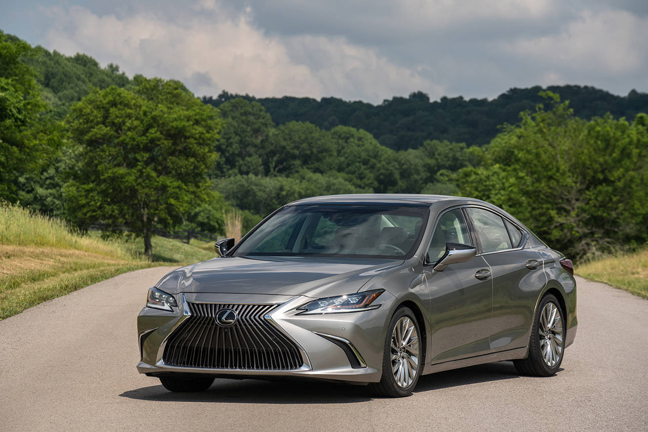 2020 Lexus ES 300h is heavy on luxury light on fuel consumption