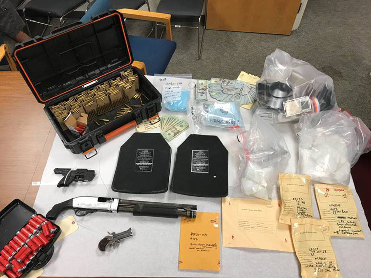 Officers and investigators found guns, body armor plates, fentanyl and heroin at a home in Lynnwood on Saturday morning. (Snohomish County Sheriff’s Office)