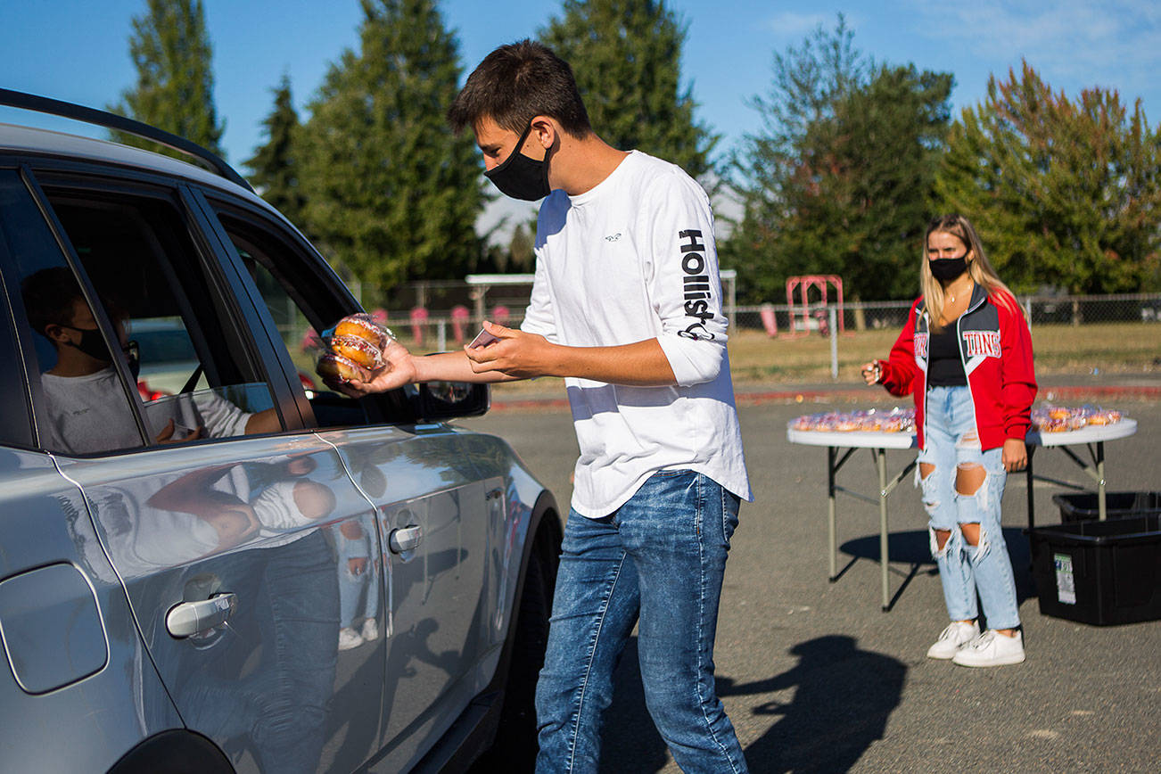 Stanwood seniors return to school with a drive-by first day