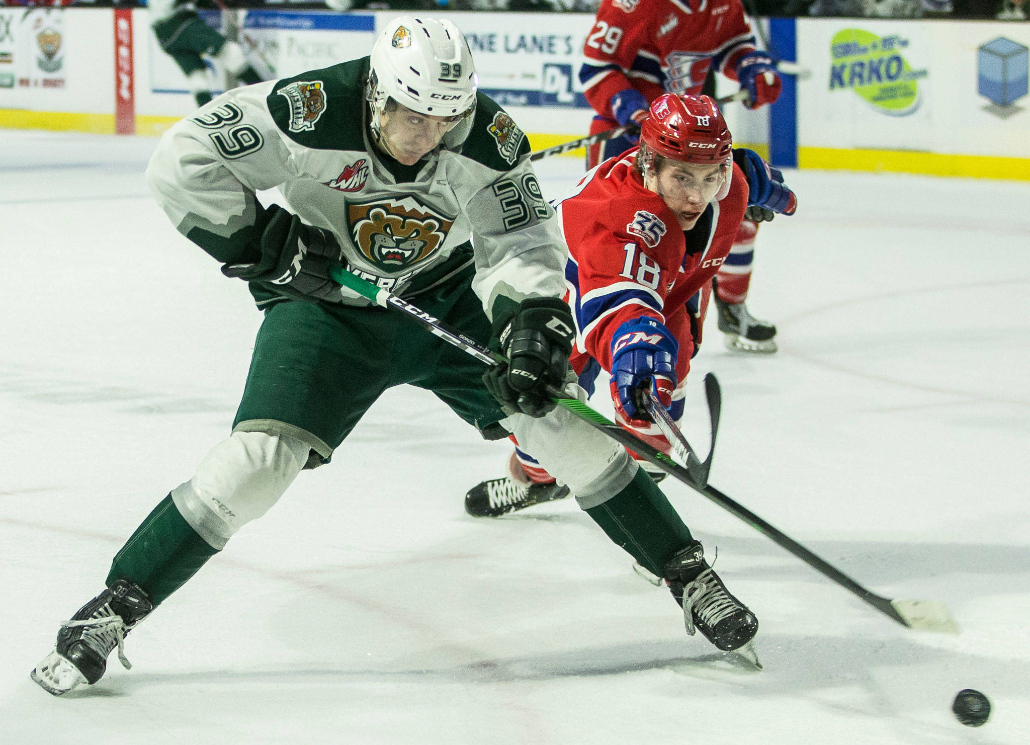 The Silvertips’ Gage Goncalves fights the Chiefs’ Filip Kral for the puck during a game on Jan. 26, 2020, in Everett. (Olivia Vanni / The Herald)