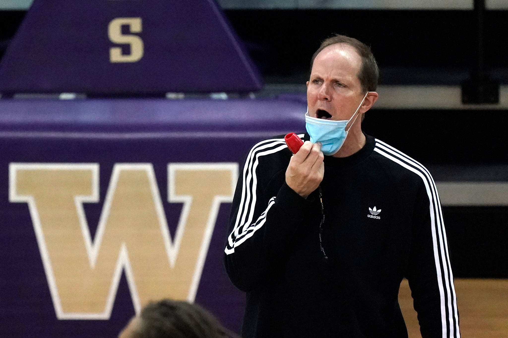 Washington head coach Mike Hopkins directs his team during a practice on Oct. 27, 2020, in Seattle. (AP Photo/Elaine Thompson)