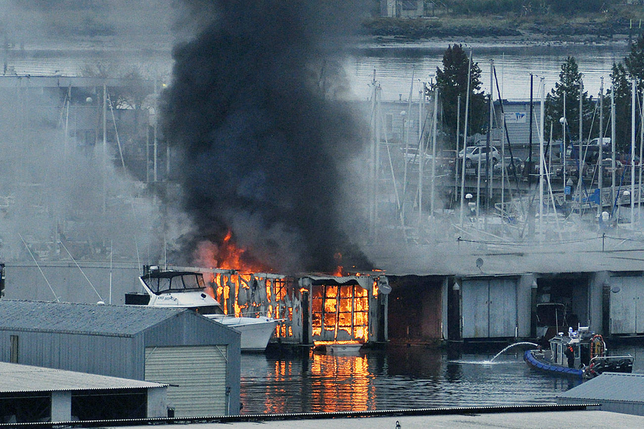 A major fire broke out on the Everett waterfront Monday morning in an apparently difficult location. (Sue Misao / The Herald) 20181008