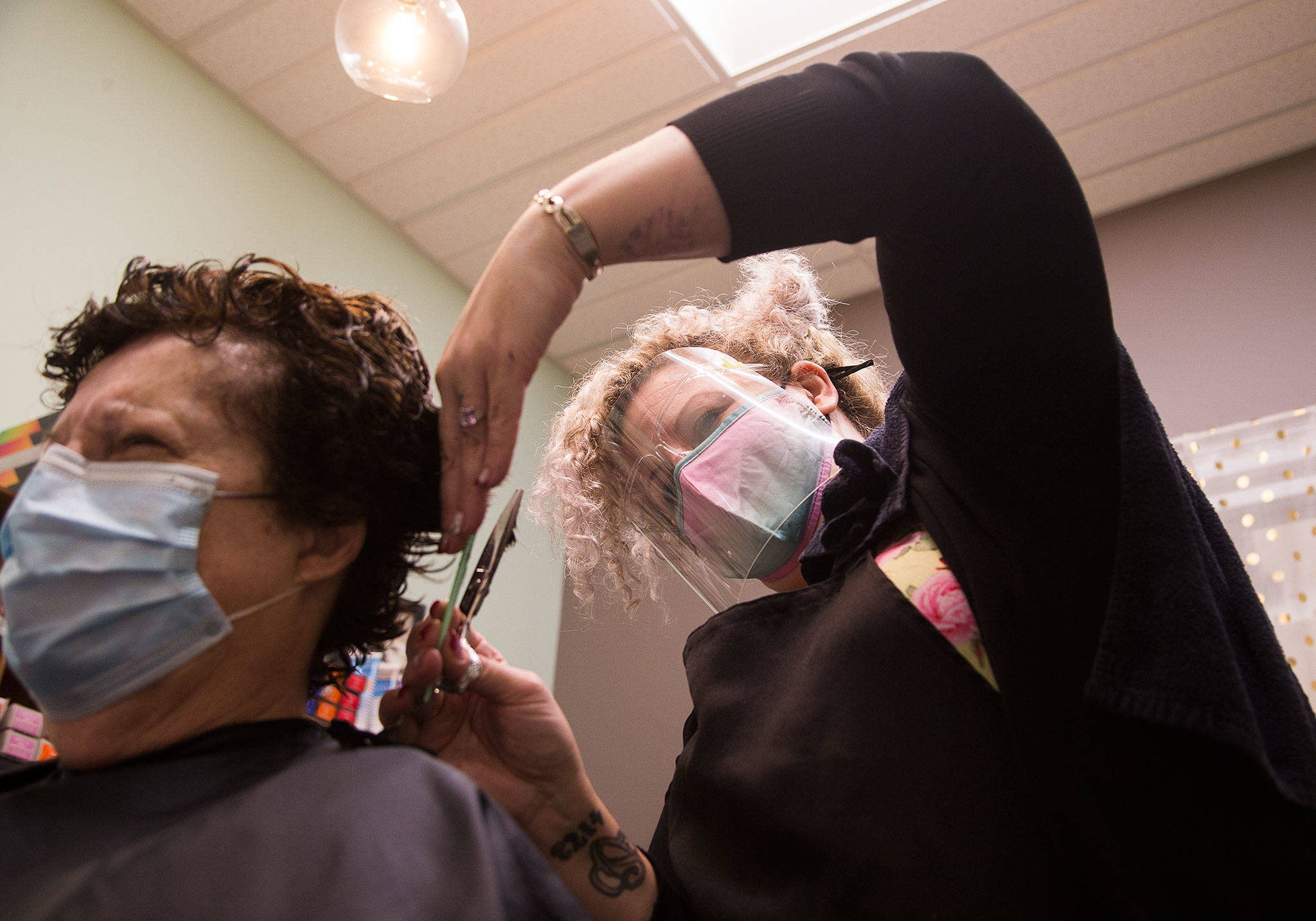 Honeycomb Salon owner Julia Barbee styles Gail Linnick’s hair in her studio at Sola Salon Studios in Mill Creek. Barbee was among the year’s top online viewed What’s Up With That? columns. (Andy Bronson / The Herald)