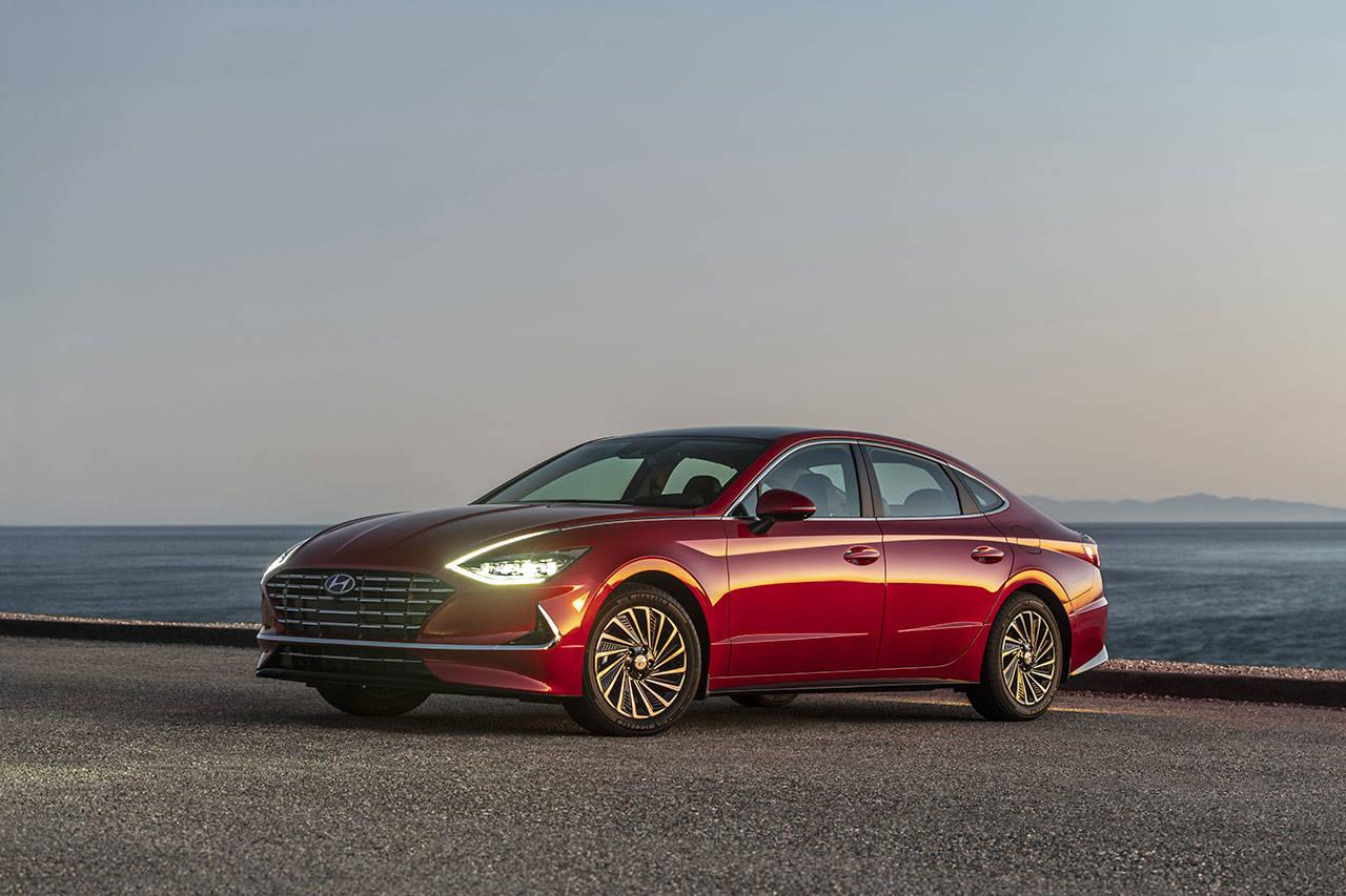 A cross-hole grille with active air flaps and a bottom lip distinguish the 2020 Hyundai Sonata Hybrid from the conventional Sonata. (Manufacturer photo)