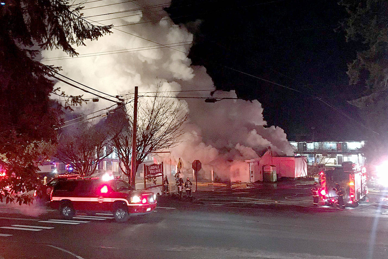 Edmonds convenience store burns in early morning fire