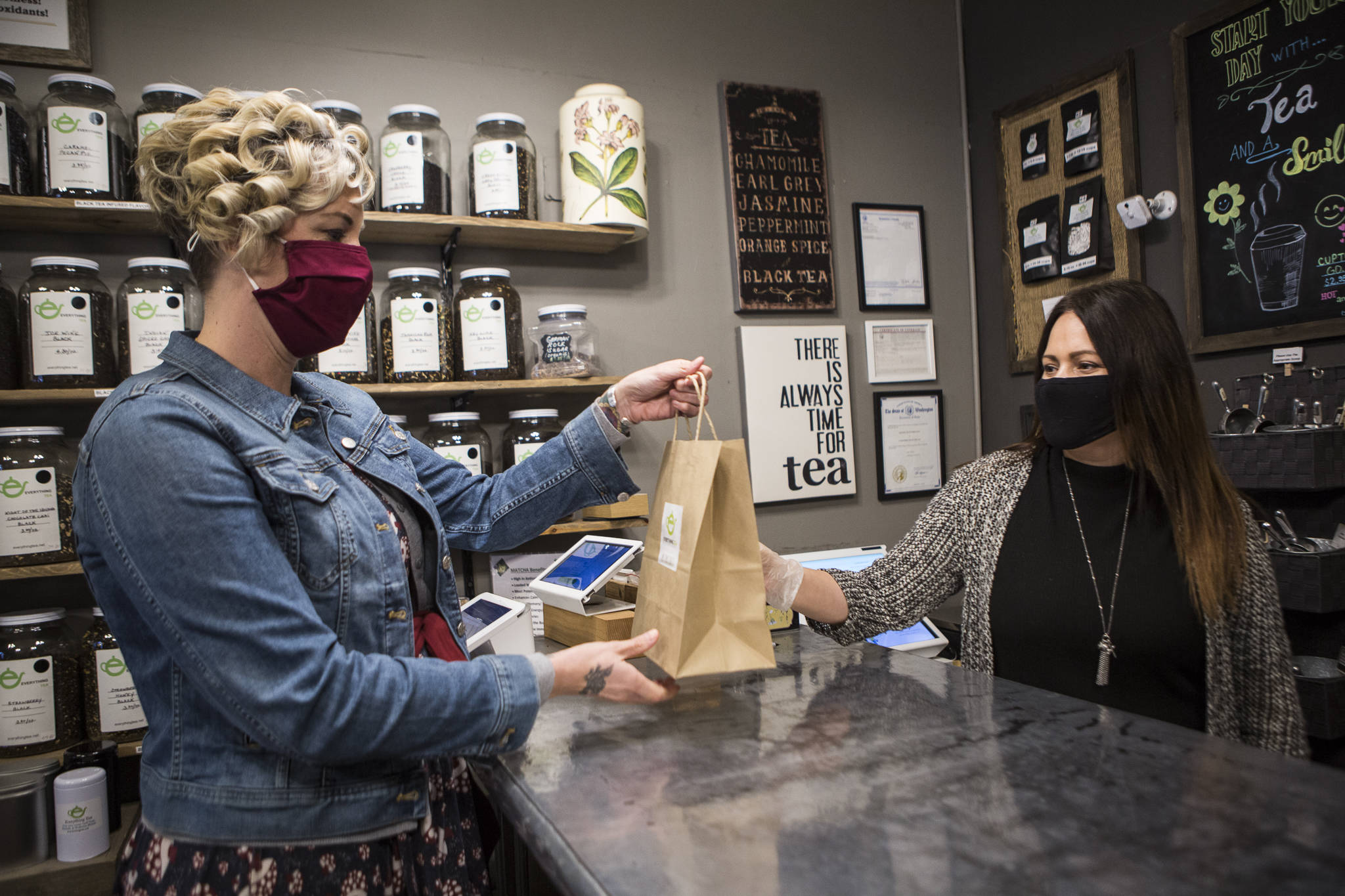 Snohomish Delivers concierge Sarah Dylan Jensen picks up tea from Everything Tea on Tuesday in Snohomish. (Olivia Vanni / The Herald)