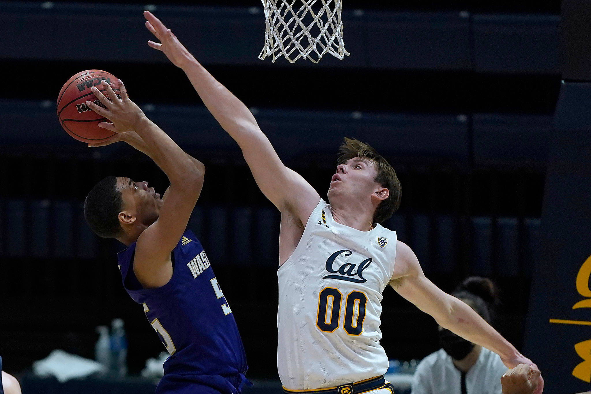 California guard Ryan Betley (00) blocks Washington guard Quade Green (55) during the second half of a game Jan. 9, 2021, in Berkeley, Calif. (AP Photo/Tony Avelar)