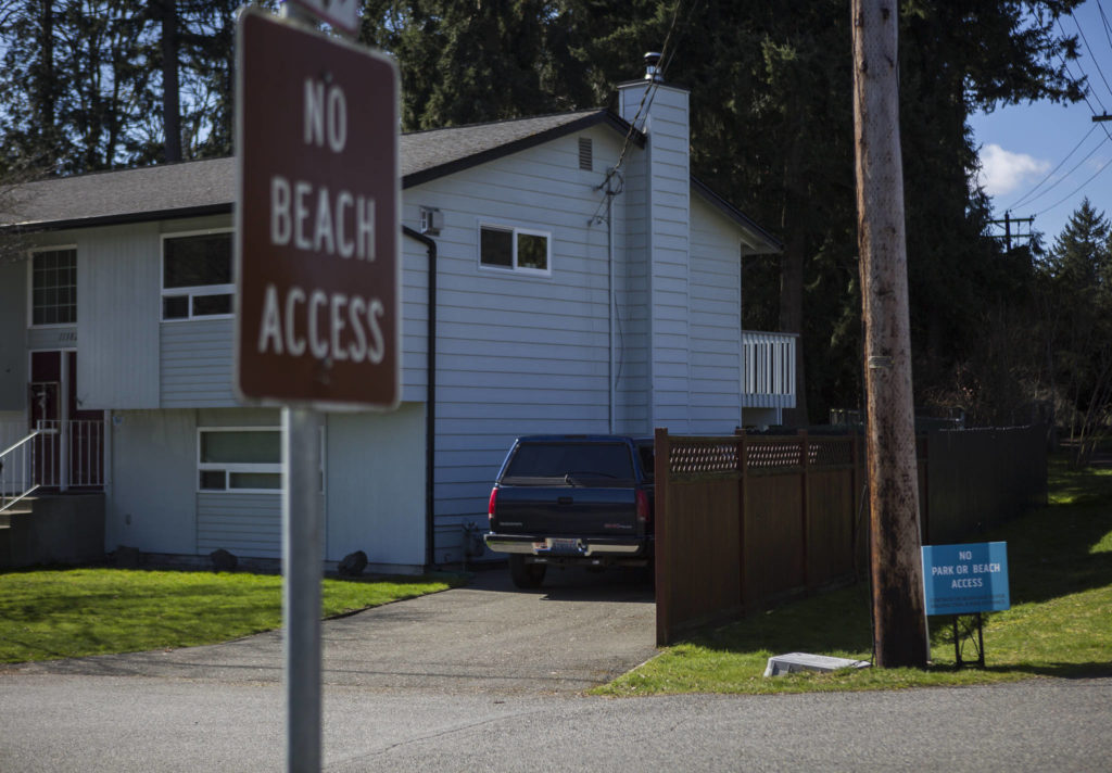 Signs prohibiting beach access are posted along West Ibberson Drive on March 10 in Everett. The lot is owned by neighbors along Ibberson Drive who don’t have waterfront property. (Olivia Vanni / The Herald)
