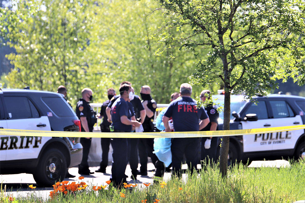 Detectives investigate a shooting near Silver Lake on May 11. (Everett Police Department)