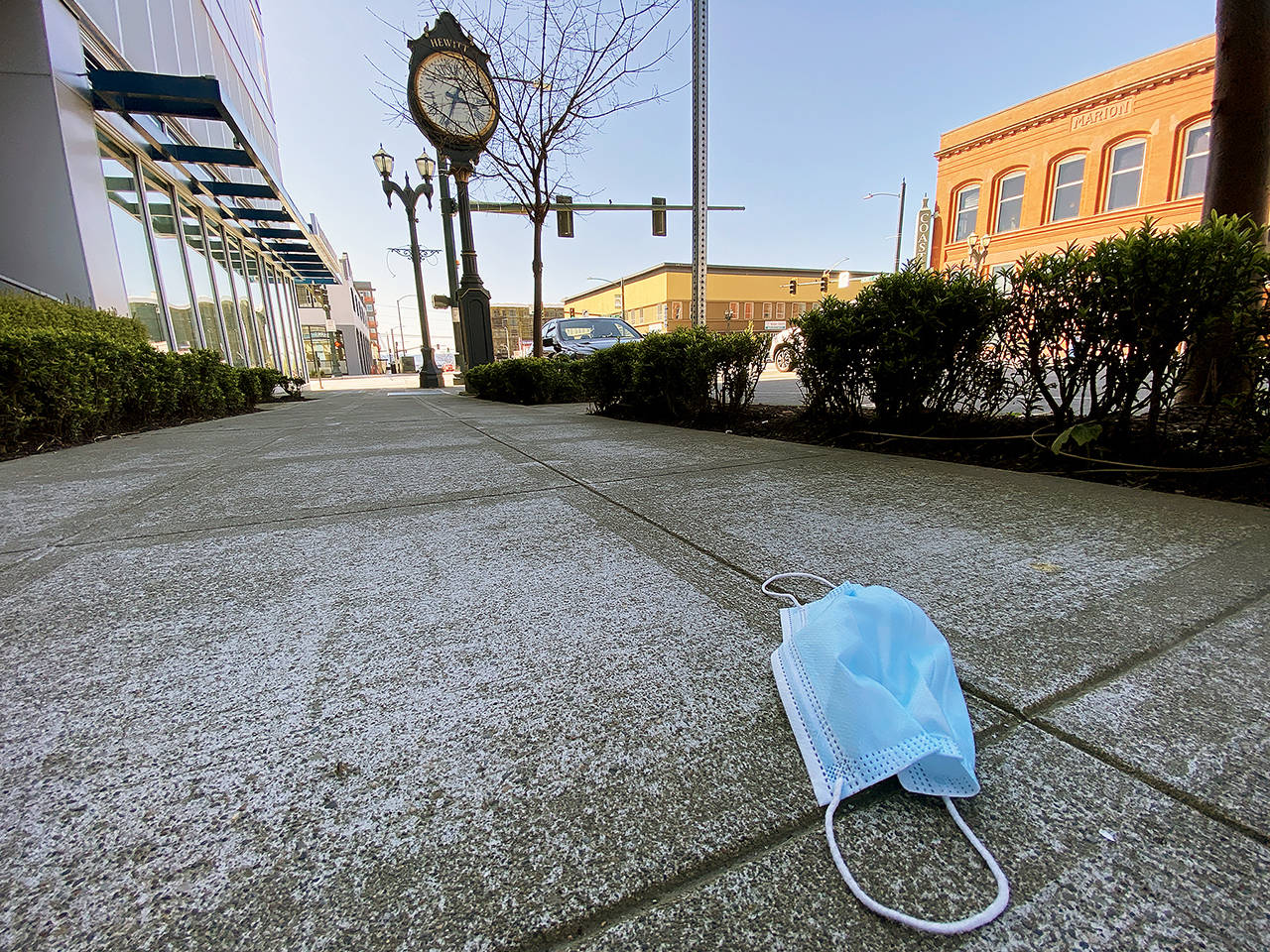 An abandoned face mask on the sidewalk along Hewitt Avenue in downtown Everett recently. (Sue Misao / The Herald)