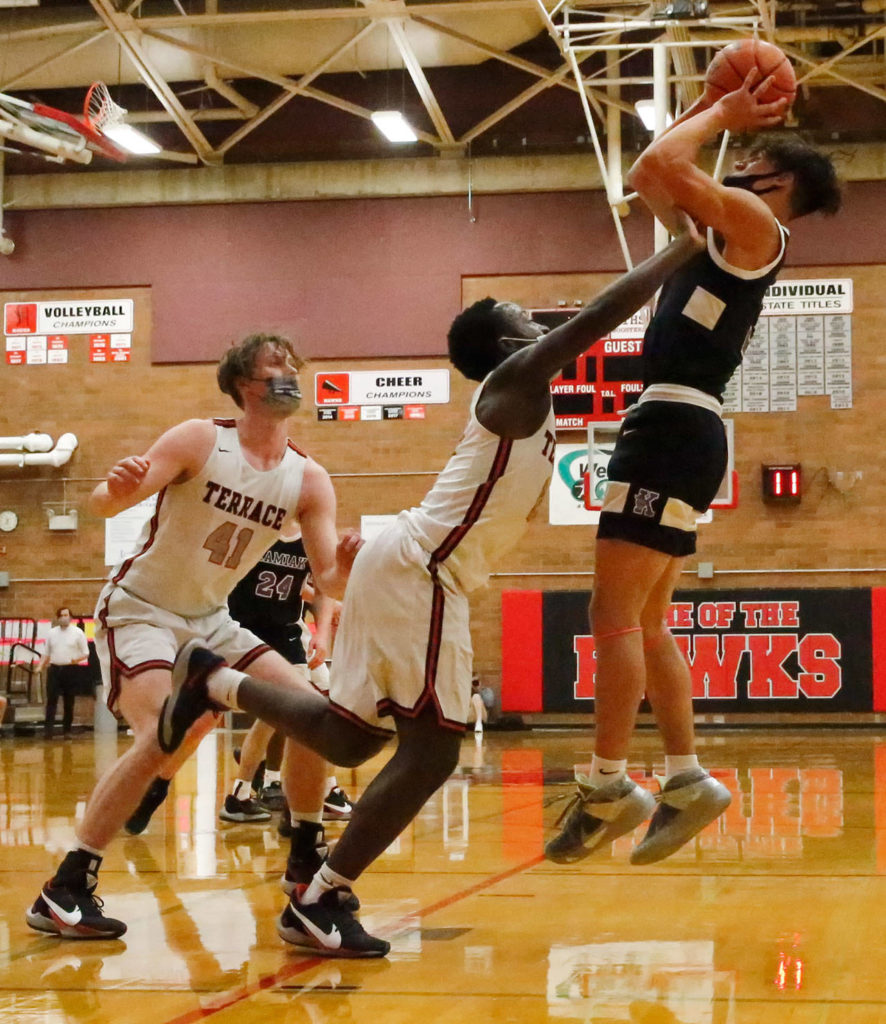 Kamiak’s Brendan Beier (right) attempts a shot with Mountlake Terrace’s Jeffrey Anyimah defending during a game Thursday evening at Mountlake Terrace High School. The Hawks won 65-59. (Kevin Clark / The Herald)
