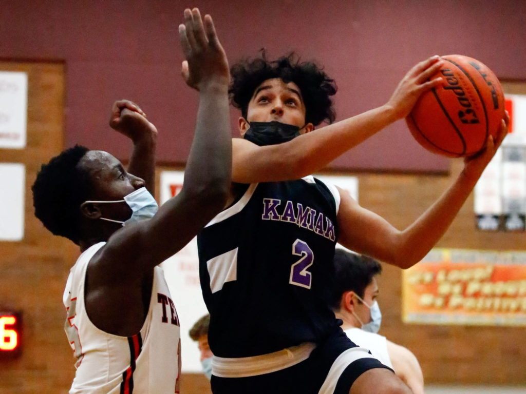 Kamiak’s Jaytin Hara (right) looks to shoot with Mountlake Terrace’s Jeffrey Anyimah defending during a game Thursday evening at Mountlake Terrace High School. The Hawks won 65-59. (Kevin Clark / The Herald)
