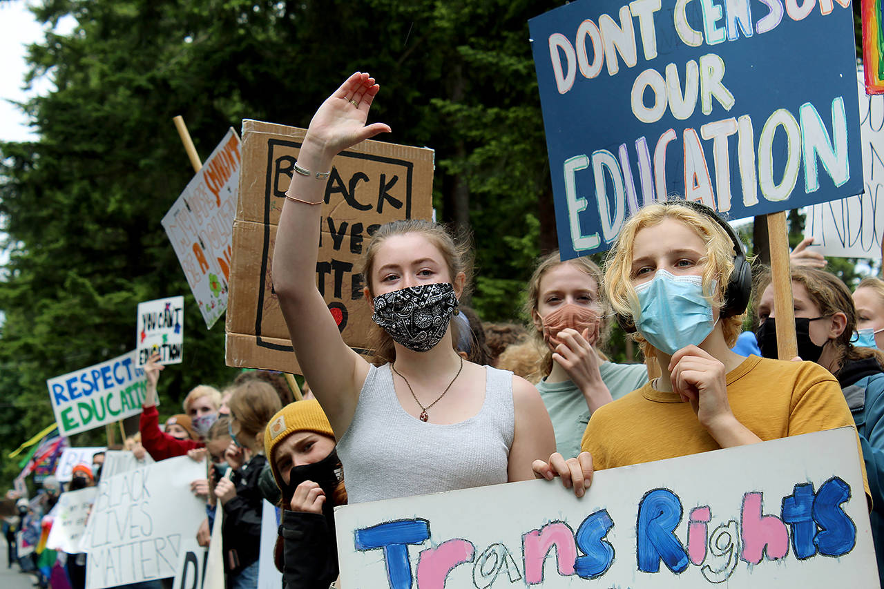 Annie Philp (center) leads student counter-protesters. (Karina Andrew / Whidbey News-Times)