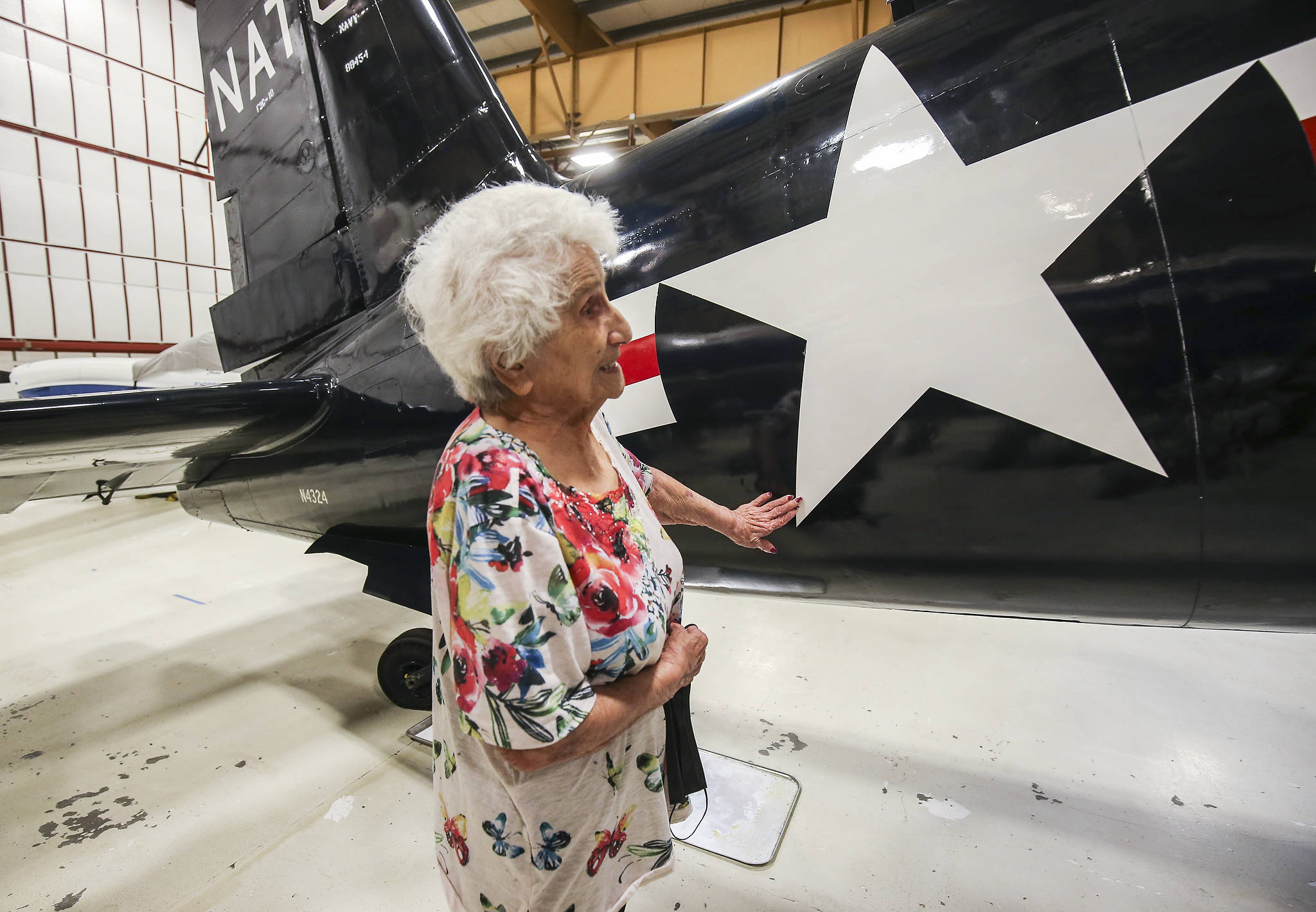 Rosie the Riveter' reunites with plane she helped build