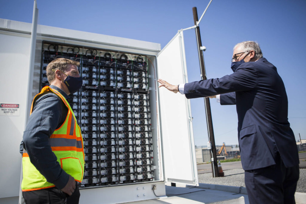 Gov. Jay Inslee (right) speaks to principal engineer Scott Gibson about the microgrid batteries. (Olivia Vanni / The Herald)
