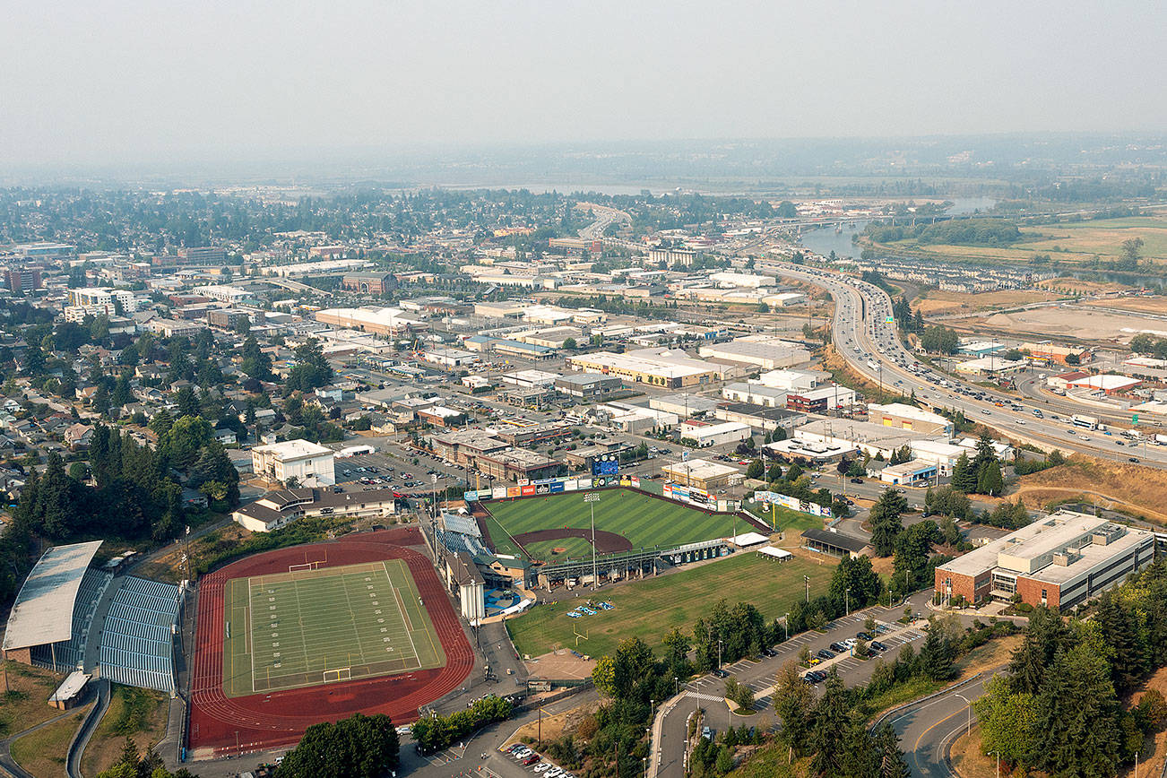 With nary a mountain in sight, the smoke moves in over Memorial Stadium and Everett late Thursday afternoon. (Chuck Taylor / The Herald) 20210812
