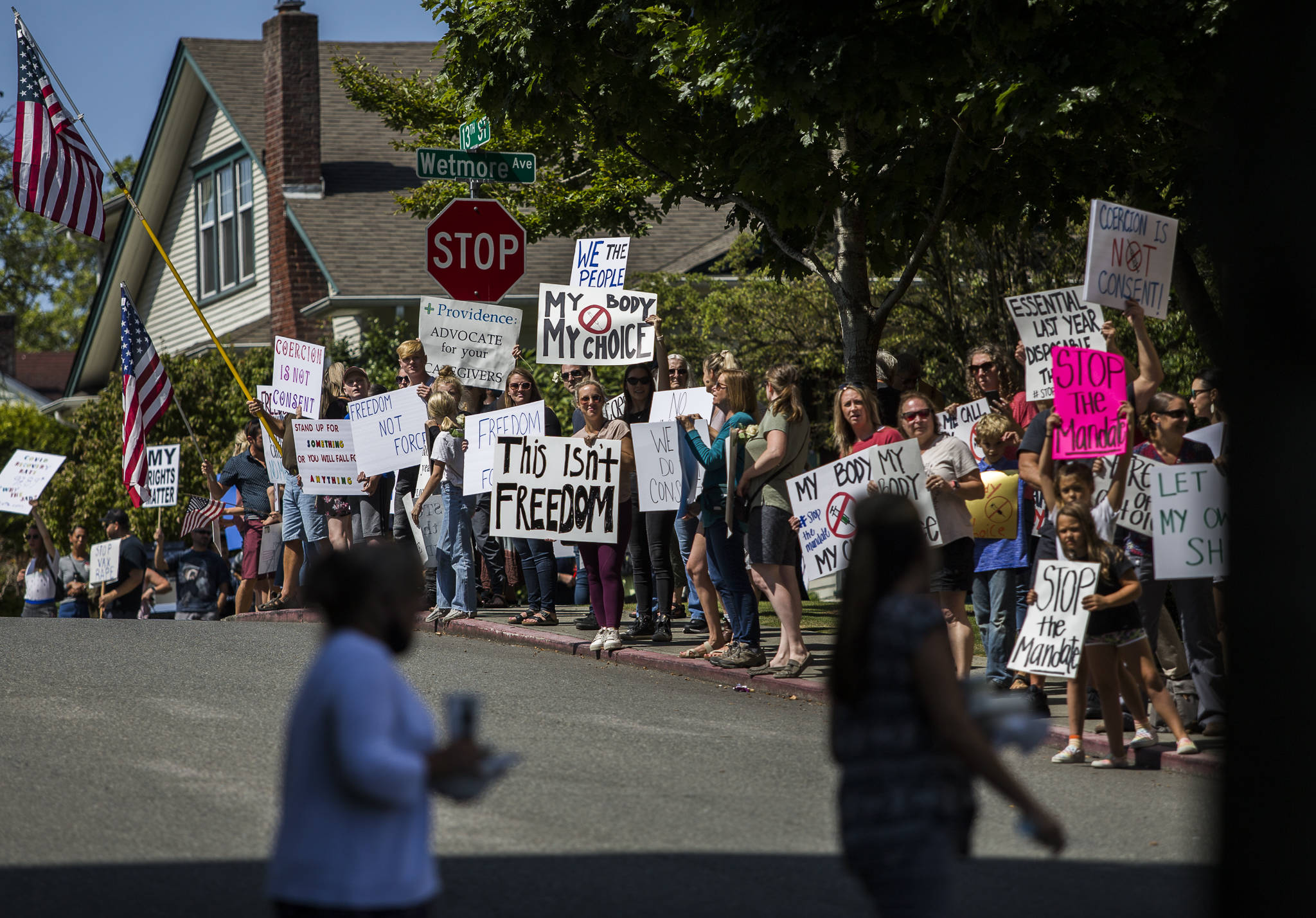 Opponents of a vaccine mandate demonstrate outside Providence Regional Medical Center Everett on Wednesday. (Olivia Vanni / The Herald)