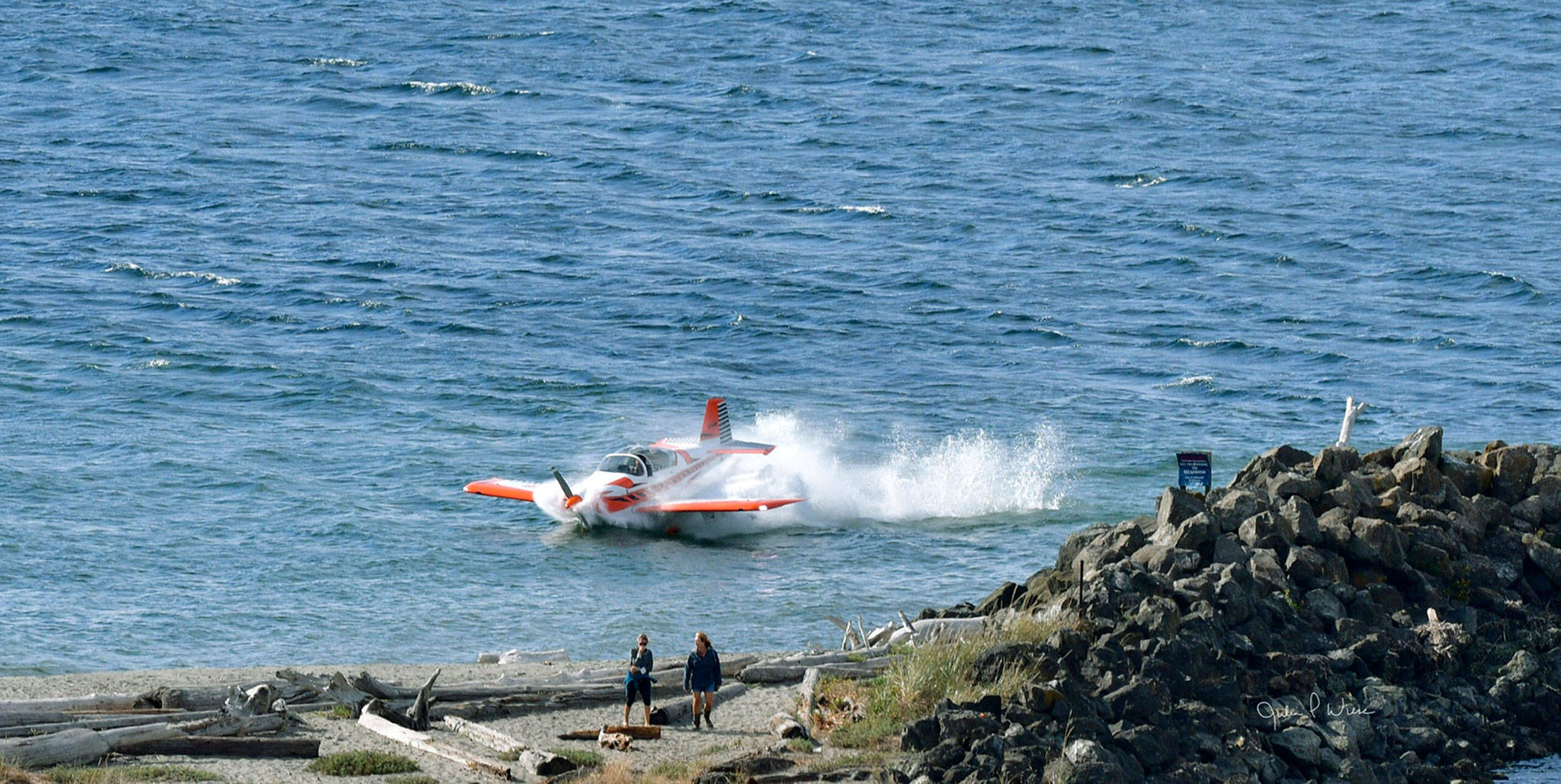 A small plane crash lands in the water near Edmonds on Thursday. (Julia Wiese/<a href="https://myedmondsnews.com/2021/08/pilot-safe-after-small-plane-crashes-in-water-near-edmonds-marina-beach-thursday-afternoon/" target="_blank">MyEdmondsNews</a>)