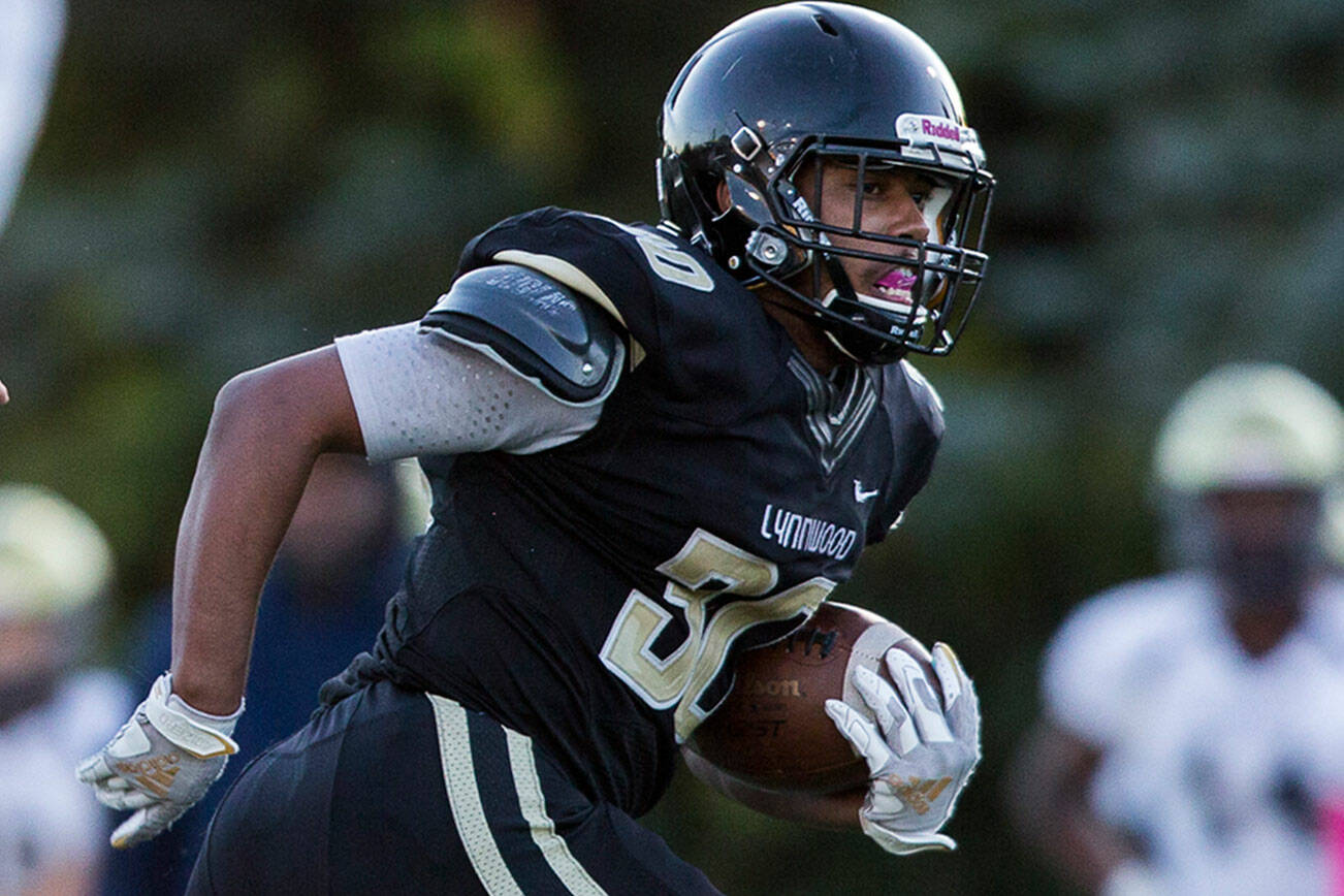 Lynnwood's Anthony Hooker runs the ball during the game against Everett on Friday, Oct. 8, 2021 in Edmonds, Wa. (Olivia Vanni / The Herald)