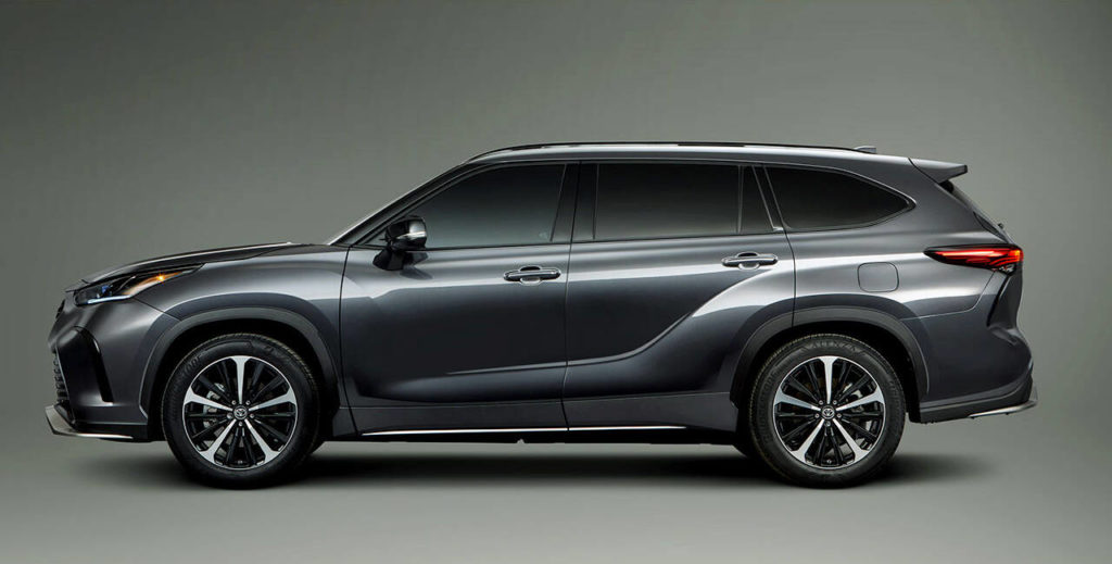 Sculpted lines and unique rocker panels enhance the Toyota Highlander XSE’s sporty profile. (Manufacturer photo)
