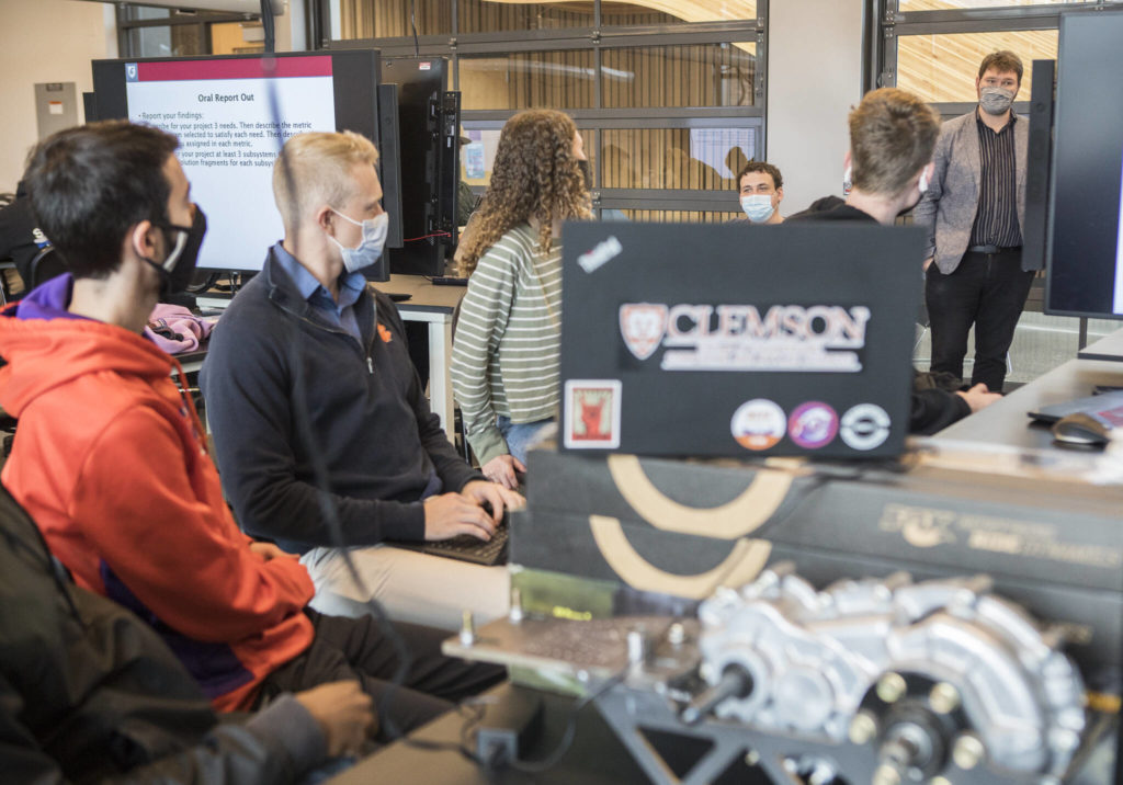 Jacob Murray, a professor of electrical engineering at WSU Everett, speaks to WSU and Clemson students during class meeting recently in Everett. (Olivia Vanni / The Herald) 
