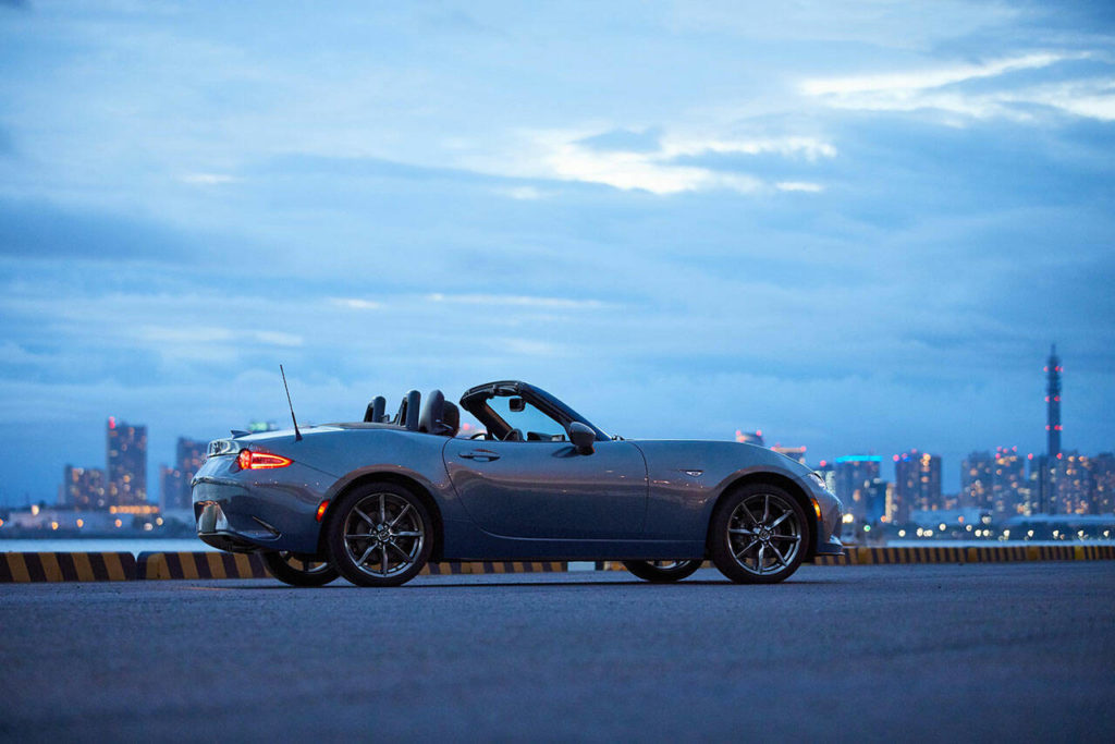 The 2021 Mazda MX-5 Miata’s tablet-style infotainment screen is controlled by a rotary dial on the center console. The Miata RF interior is shown here. (Manufacturer photo)
