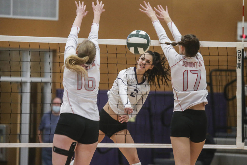 Lake Stevens’ Isabella Christensen sends the ball past two Mount Si defenders. (Andy Bronson / The Herald)
