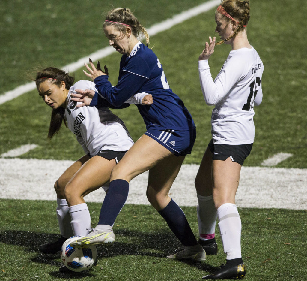 Jackson’s Kaelyn Fernandez (left) and Glacier Peak’s Ryann Reynolds fight for the ball during a game on Oct. 26, 2021 in Snohomish. (Olivia Vanni / The Herald)
