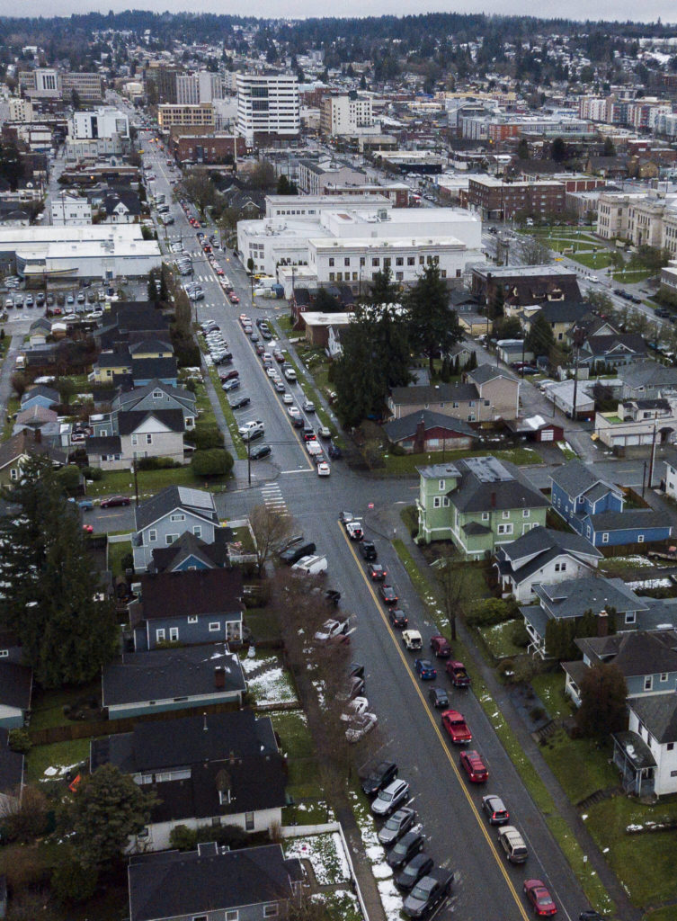Cars line up along Wetmore Avenue in downtown Everett from 26th Street to 21st Street while people wait to get a free COVID test Thursday. (Olivia Vanni / The Herald)
