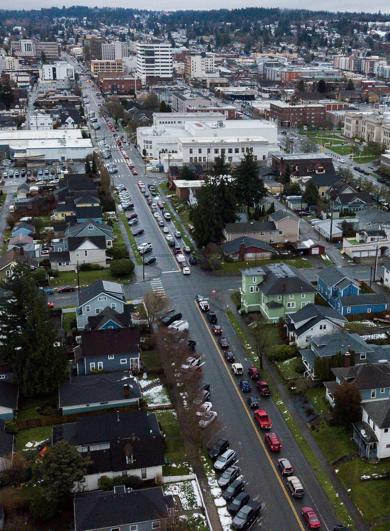 Cars line up along Wetmore Avenue in downtown Everett from 26th Street to 21st Street while people wait to get a free COVID test Thursday. (Olivia Vanni / The Herald)
