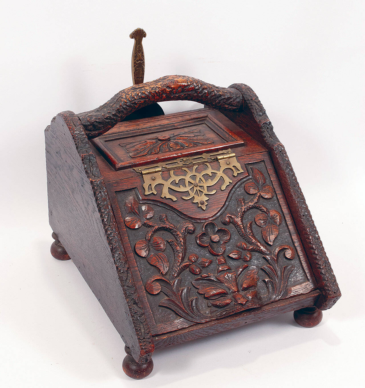 A coal scuttle wasn’t always used for coal; it could hold logs or collect ashes. This one from about 1900 sold for $125 at DuMouchelles in Detroit. (Cowles Syndicate Inc.)