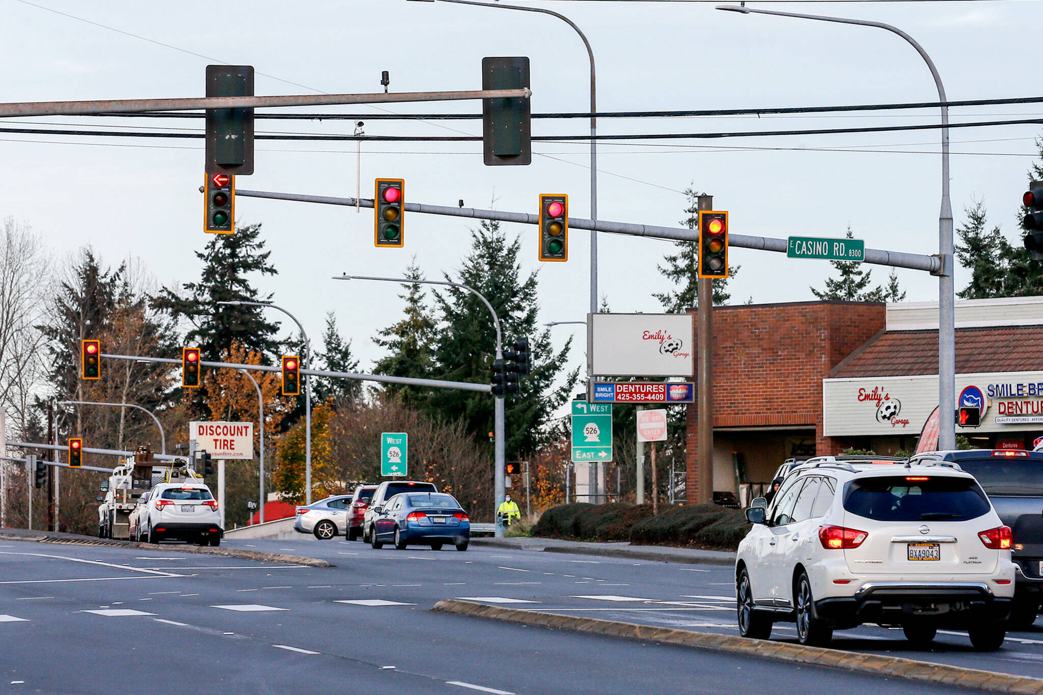 Drivers reach the intersections of Evergreen Way at East Casino Road and Highway 526. The Everett City Council is considering installing red-light enforcement cameras here and at other locations. (Kevin Clark / Herald file)