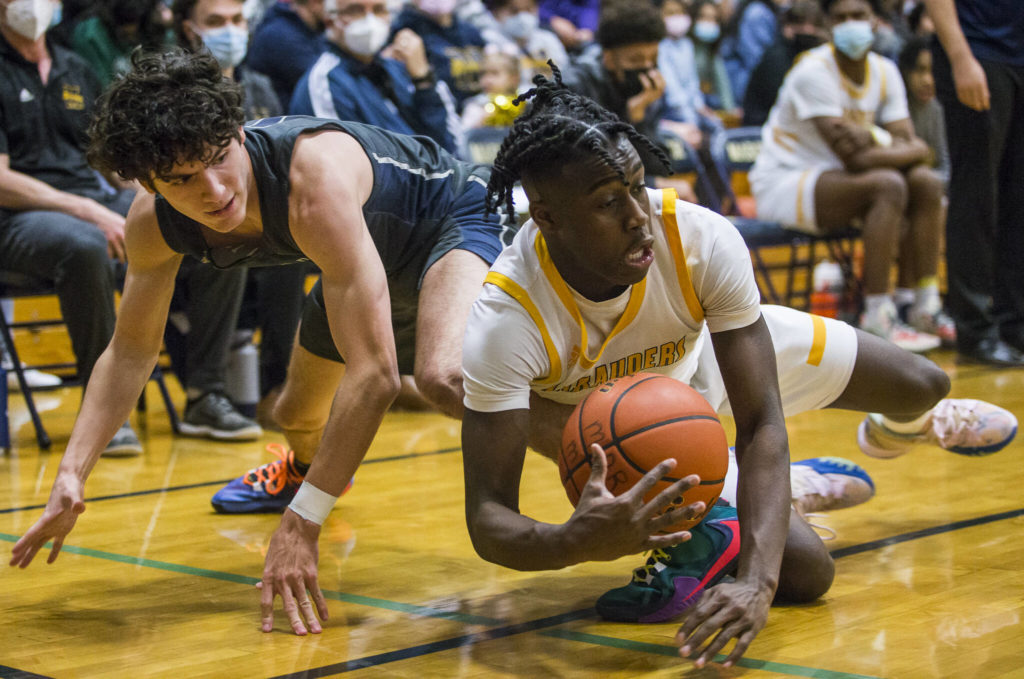 Mariner’s Tijan Saine (right) and Glacier Peak’s Aidan Davis dive for a loose ball. (Olivia Vanni / The Herald)
