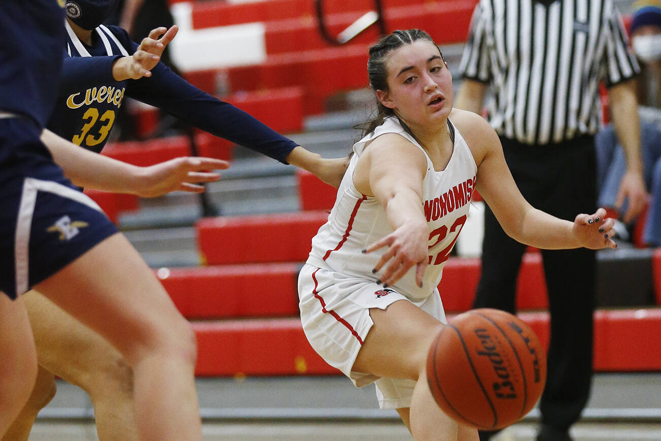 Snohomish’s Jada Anderson passes to the baseline against Everett Monday, Jan. 31, 2022, at Snohomish High School in Snohomish, Washington. (Ryan Berry / The Herald)