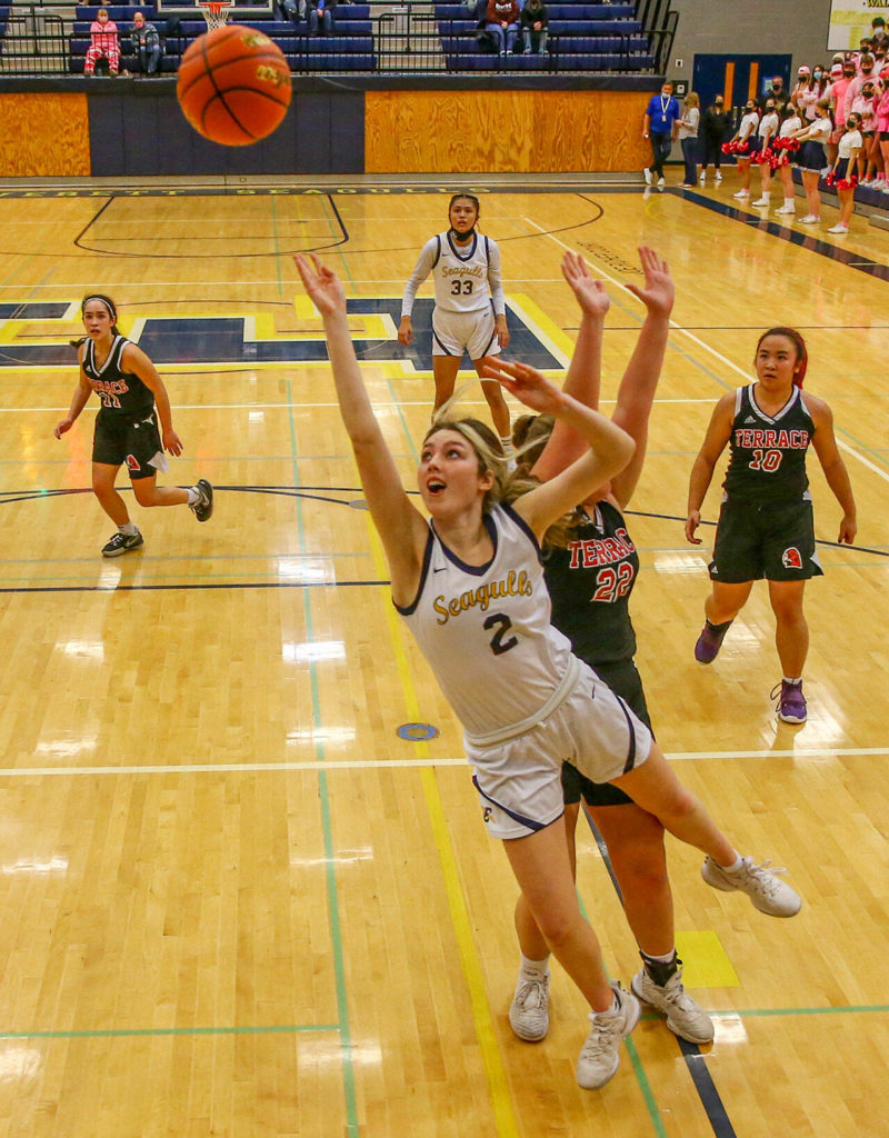 Everett’s Emma Larson attempts a shot after getting by Mountlake Terrace’s Ainslee Beach Friday evening in Everett, Washington on February 11, 2022. (Kevin Clark / The Herald)
