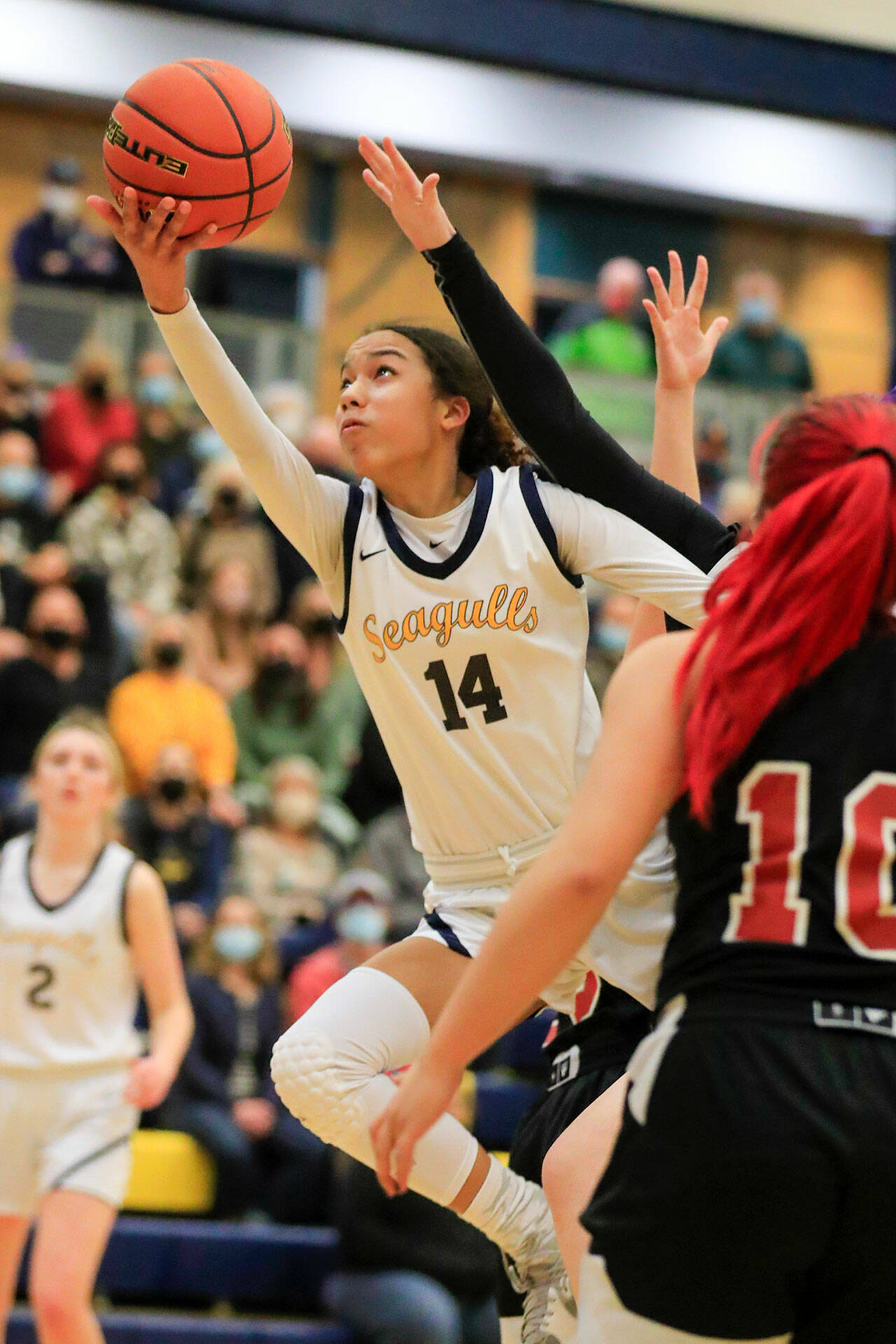 Everett’s Mae Washington attempts a layup in the lane in the third quarter against Mountlake Terrace Friday evening in Everett, Washington on February 11, 2022. (Kevin Clark / The Herald)
Everett’s Mae Washington attempts a layup in the lane in the third quarter against Mountlake Terrace Friday evening in Everett, Washington on February 11, 2022. (Kevin Clark / The Herald)