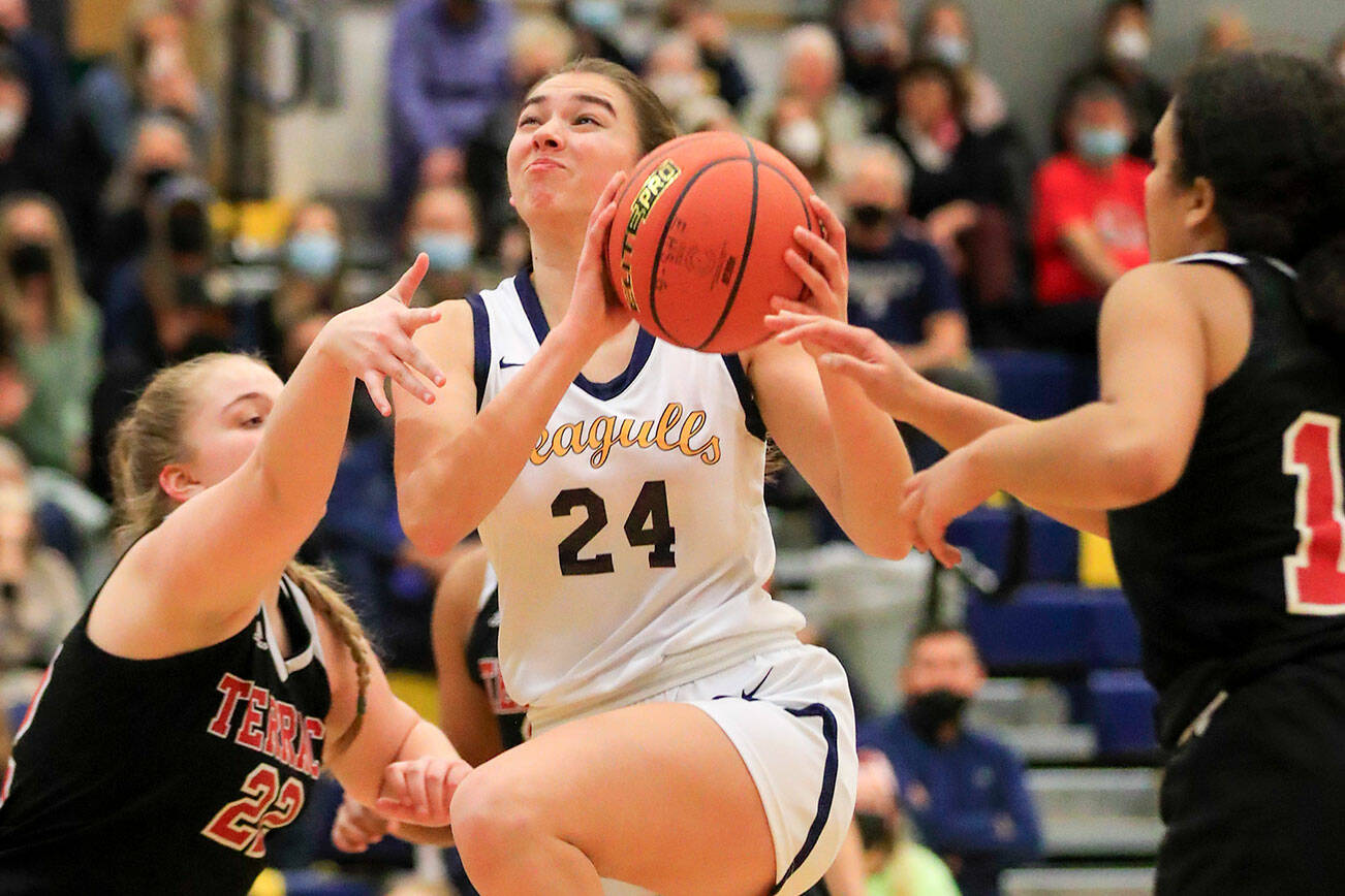 Everett’s Lillian Thompson splits the Mountlake Terrace defense Friday evening in Everett, Washington on February 11, 2022.  (Kevin Clark / The Herald)