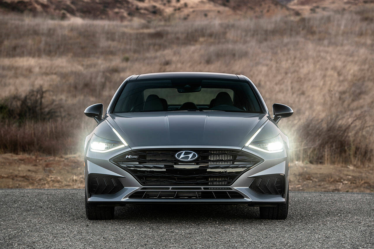 A brazen face distinguishes the 2022 Hyundai Sonata mid-size sedan. (Manufacturer photo)