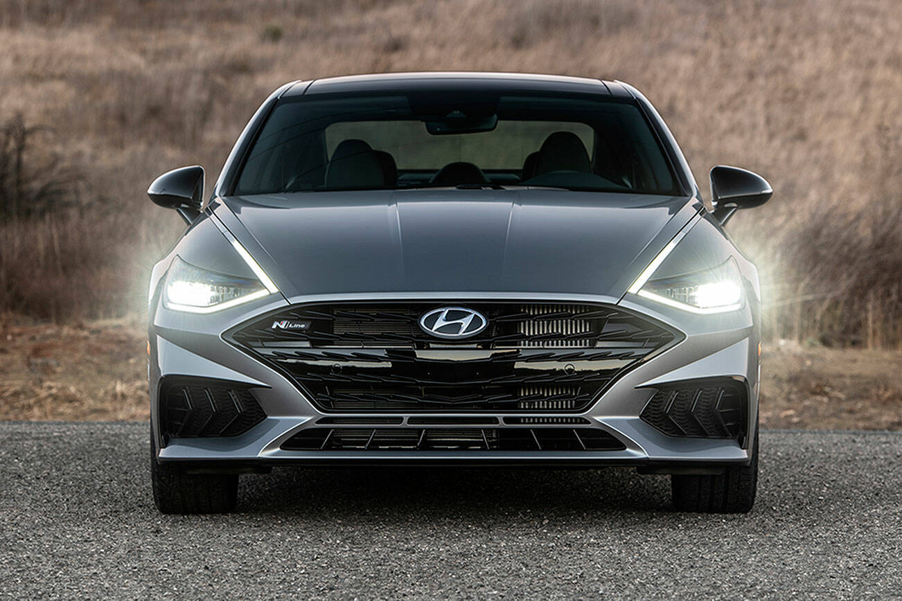 A brazen face distinguishes the 2022 Hyundai Sonata mid-size sedan. (Manufacturer photo)