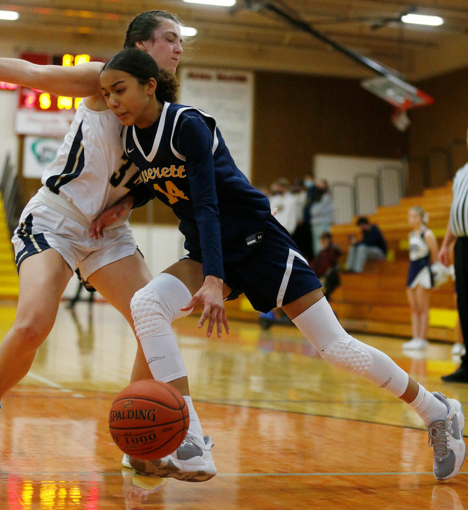 Everett’s Mae Washington goes baseline against Arlington Tuesday, Feb. 15, 2022, at Marysville Pilchuck High School in Marysville, Washington. (Ryan Berry / The Herald)
