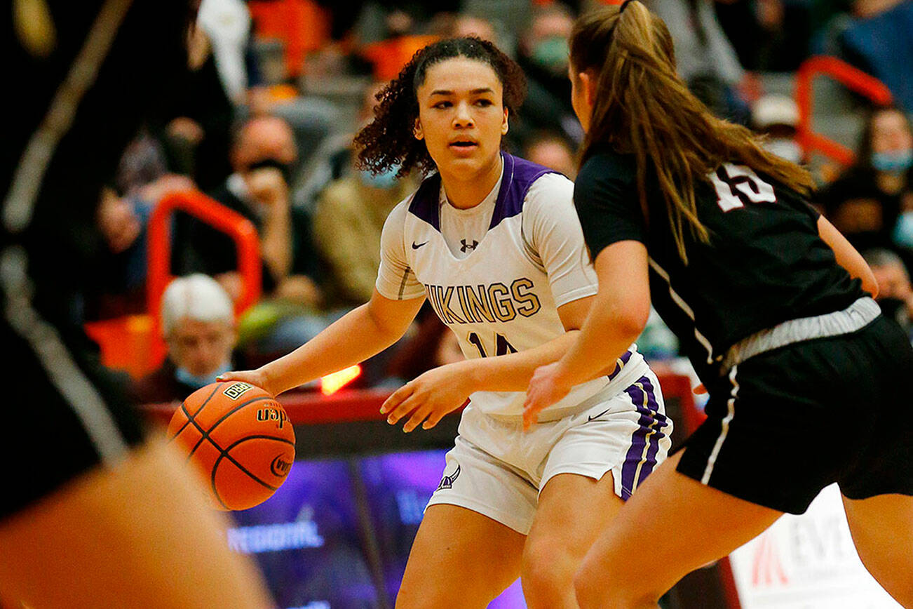 Lake Stevens’ Baylor Thomas takes the ball across the half court line against Eastlake Saturday, Feb. 26, 2022, during a Class 4A regional matchup at Everett Community College in Everett, Washington. (Ryan Berry / The Herald)