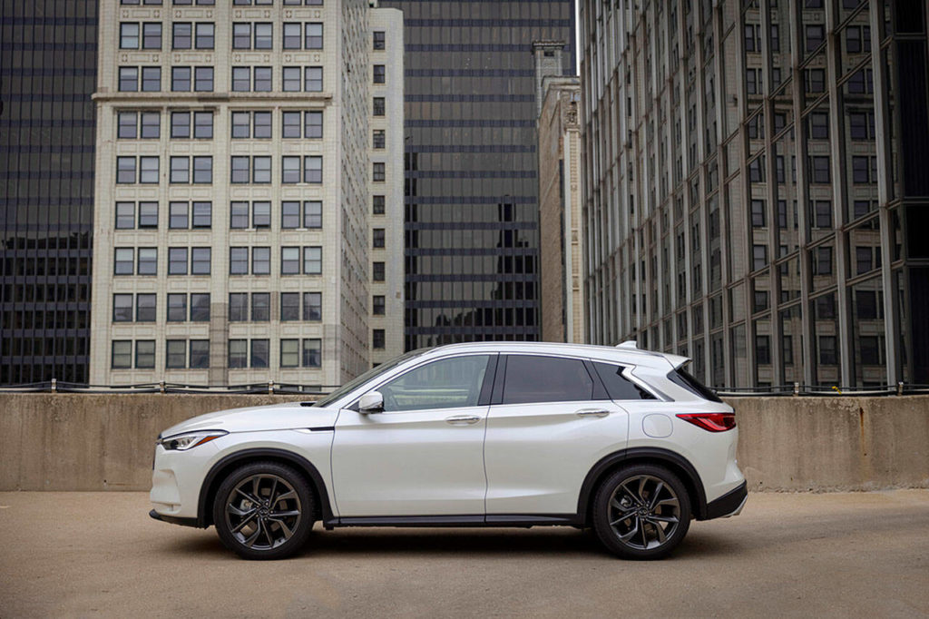 The 2022 Infiniti QX50 profile shows a blend of muscularity and elegance. (Manufacturer photo)
