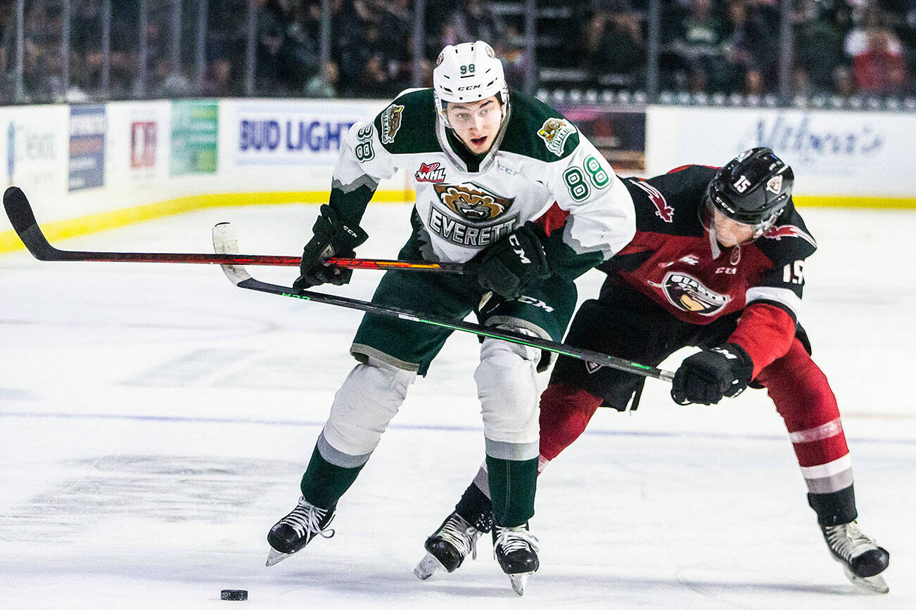 Silvertips’ Niko Huuhtanen and Giants’ Jaden Lipinski fight for the puck during the playoff match up against the Vancouver Giants on Saturday, April 23, 2022 in Everett, Washington. (Olivia Vanni / The Herald)