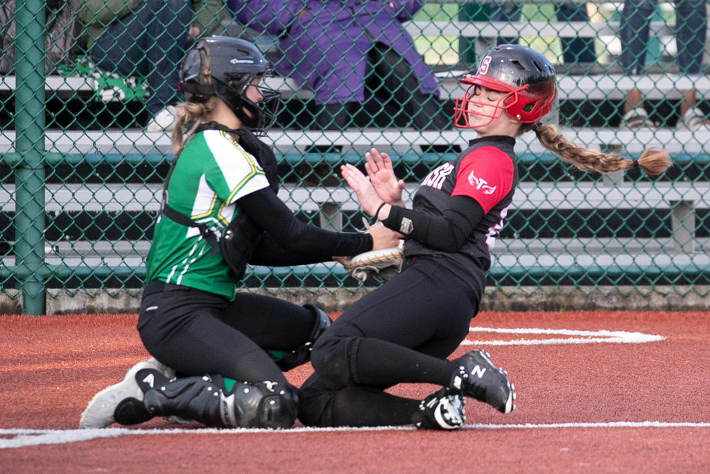 Roosevelt’s Lauren Guise tags out Snohomish’s Brynn VanBrunt during the 3A quarter-finals Friday evening in Lacey, Washington on May 27, 2022. The Panthers lost 14-13 in 8 innings. (Kevin Clark / The Herald)
