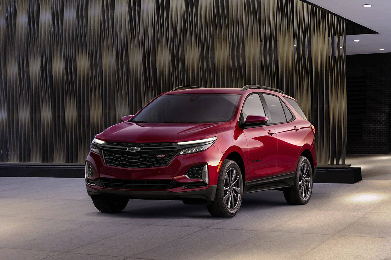 The new 2022 Chevrolet Equinox RS model has dark 19-inch wheels, a black grille, black roof rails, and black exterior badging. (Manufacturer photo)