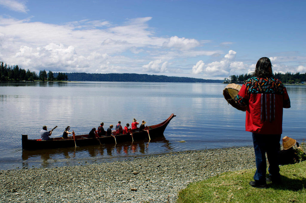 A canoe leaves the shore of Tulalip Bay after the 2022 Salmon Ceremony. (Isabela Breda / The Herald)
