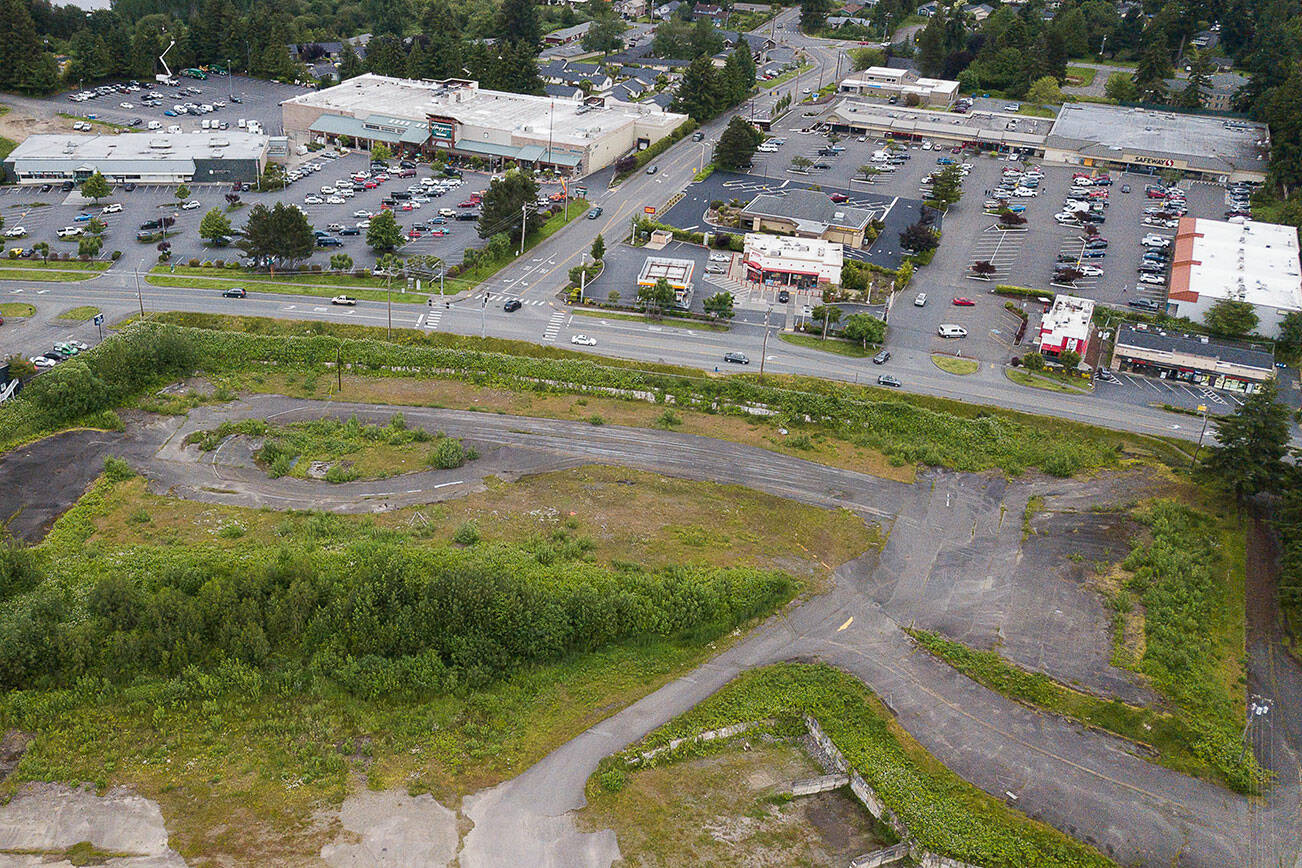 Traffic moves along Avenue D in Snohomish next to an open space that could be used for MFTE housing Snohomish is considering adding to the new Midtown District. (Olivia Vanni / The Herald)