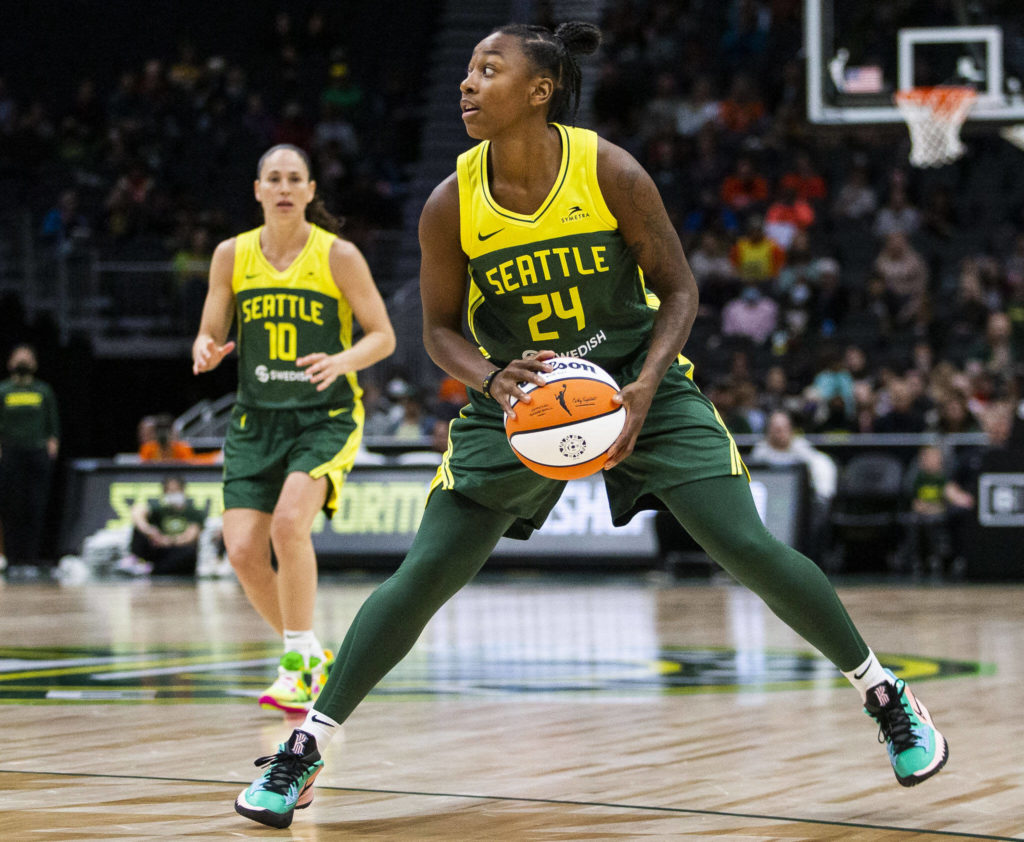 Seattle Storm’s Jewel Loyd looks behind to pass the ball to Sue Bird during the game against the Connecticut Sun on Sunday, June 5, 2022 in Seattle, Washington. (Olivia Vanni / The Herald)
